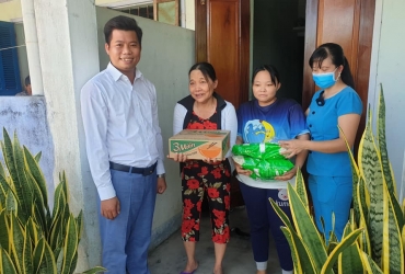 AKANE - CN Phú Yên tặng quà cho hộ gia đình khó khăn