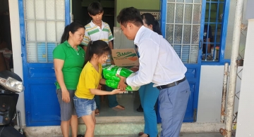 AKANE - CN Phú Yên tặng quà cho hộ gia đình khó khăn